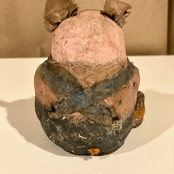 Vintage American Folk Art Clay & Clothโ Working Pig Figurine - 3x3 Inches - Picture 4 of 7